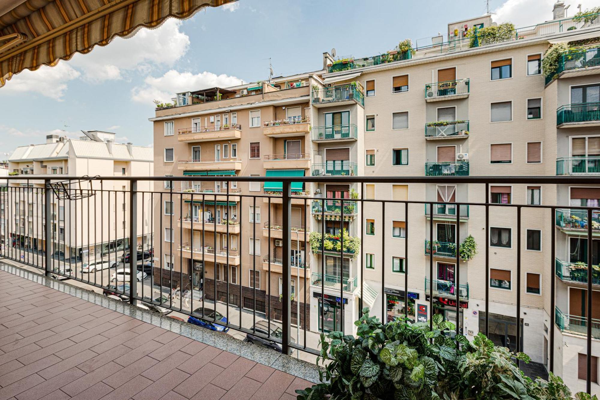 Cosy Studio With Balcony & Private Garage Мілан Екстер'єр фото